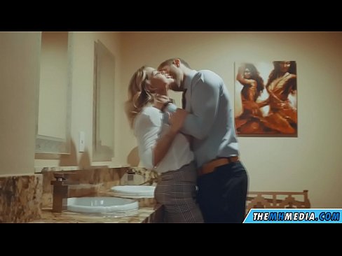 ❤️ Nalika pirang semok seduces sampeyan ing toilet umum ❤❌ Super porn ing kita% jv.libporno.ru%